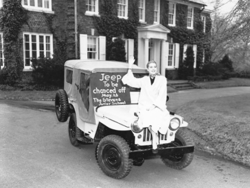 Grace-Kelly-in-front-of-her-parents-home-in-1953