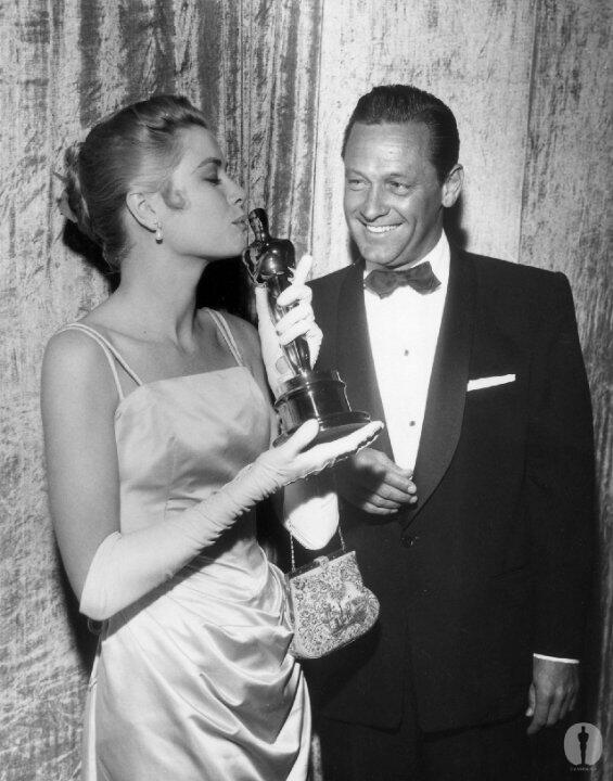 Grace-Kelly-with-William-Holden-at-Oscars.jpg