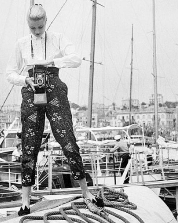 Grace Kelly with the original Kelly Bag arriving at Cannes station